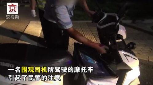 民警抓住吃瓜群众,守护平安社区