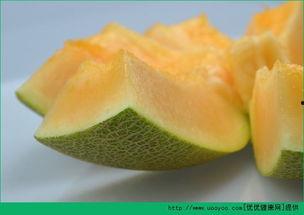 哈密瓜和梨能一起吃吗,哈密瓜与梨同食的注意事项及搭配建议