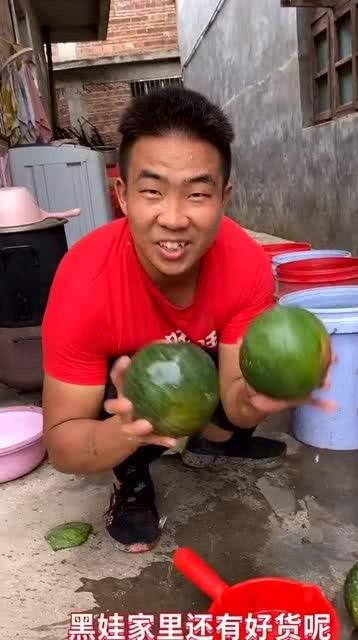 吃瓜精神小伙撞车,瓜田李下谁之过？