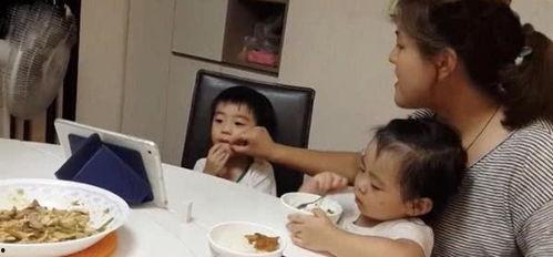 精神小妹与人吵架吃瓜,吵架现场笑料百出