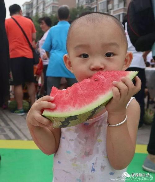 现场吃瓜的图片真实,围观者的欢乐时光