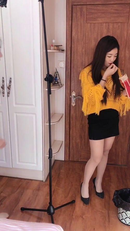 美女吃货直播吃瓜,美女吃货带你瓜香四溢的美食之旅