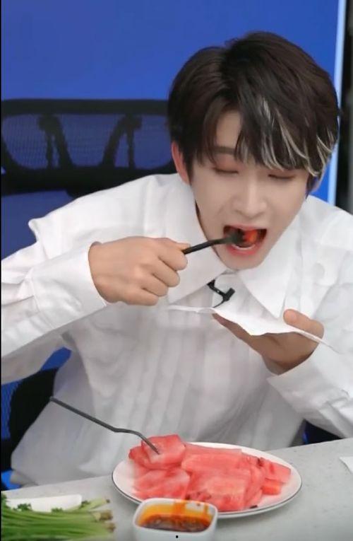 刘宇安徽吃瓜,揭秘当地美食与民俗风情